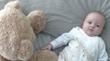 Mutlu bebek yatakta haddeleme