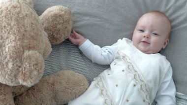 Mutlu bebek yatakta haddeleme