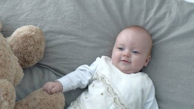 Mutlu bebek yatakta haddeleme