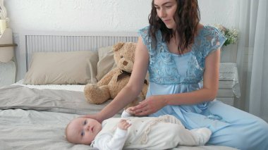 Yürürken uyumaya koyarak bebek anne izleme. Çekici bir kadın tutarak bebekle parlak pencere perdeleri arka planda el ve salon genelinde yürüyüş.