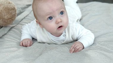Mutlu bebek yatakta haddeleme