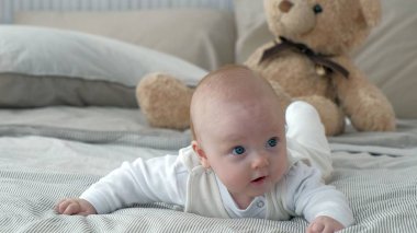 Mutlu bebek yatakta haddeleme