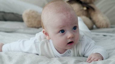 Mutlu bebek yatakta haddeleme