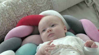 Mutlu bebek yatakta haddeleme