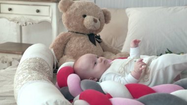 Mutlu bebek yatakta haddeleme