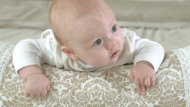 Mutlu bebek yatakta haddeleme