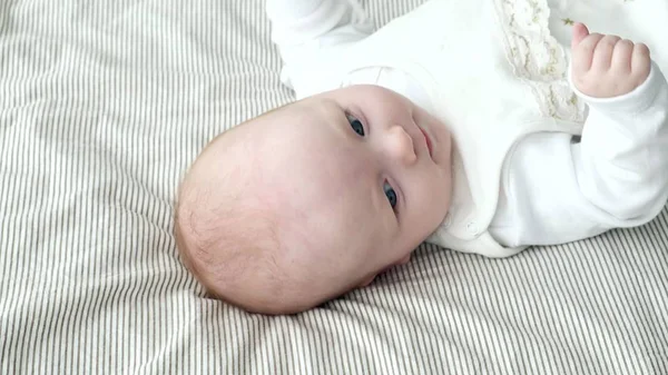 Glückliches Baby rollt auf dem Bett — Stockfoto