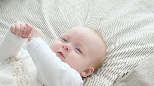 Bambino felice rotolando sul letto — Foto Stock