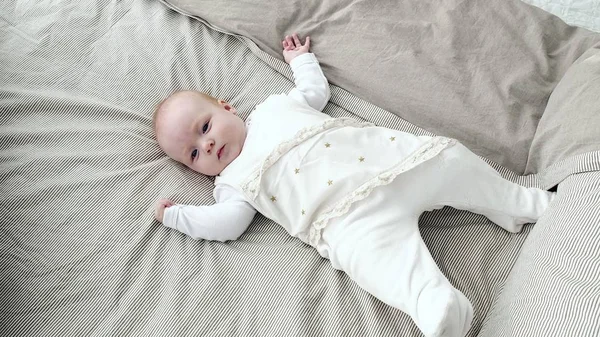 Mutlu bebek yatakta haddeleme