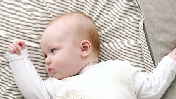 Bébé heureux roulant sur le lit — Photo