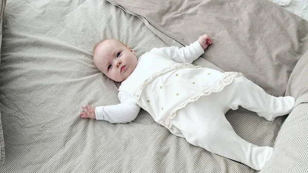 Bambino felice rotolando sul letto — Foto Stock