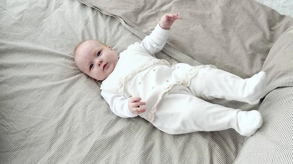 Bambino felice rotolando sul letto — Foto Stock