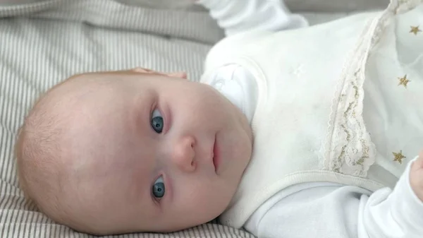 Bambino felice rotolando sul letto — Foto Stock