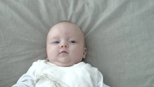 बेडवर शुभेच्छा बाळ रोलिंग — स्टॉक फोटो, इमेज