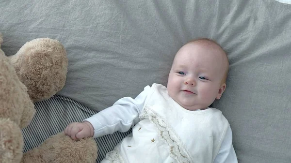 Mutlu bebek yatakta haddeleme