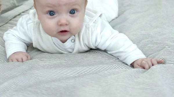 Glückliches Baby rollt auf dem Bett — Stockfoto