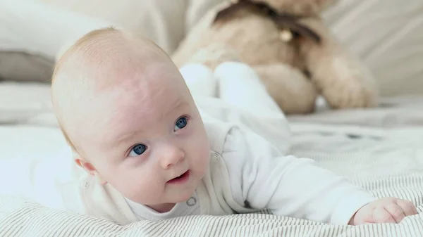 Bambino felice rotolando sul letto — Foto Stock