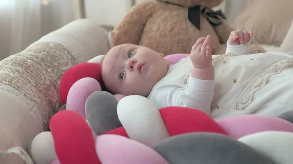 Glückliches Baby rollt auf dem Bett — Stockfoto