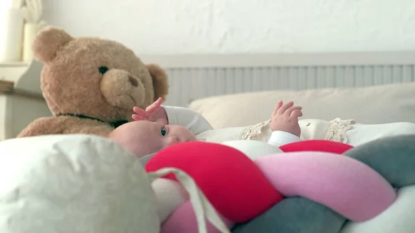 Feliz bebê rolando na cama — Fotografia de Stock