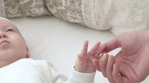 Bambino felice rotolando sul letto — Foto Stock