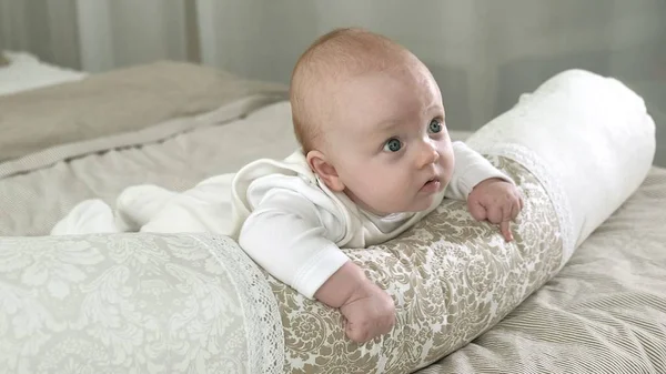 Glückliches Baby rollt auf dem Bett — Stockfoto