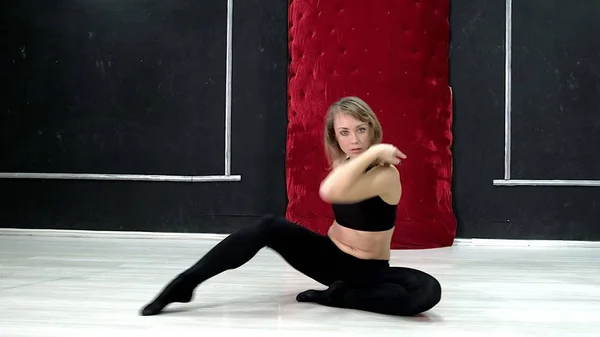 A young sexy sexy dance woman, a poly dance dance in the hall around the pole — Stock Photo, Image