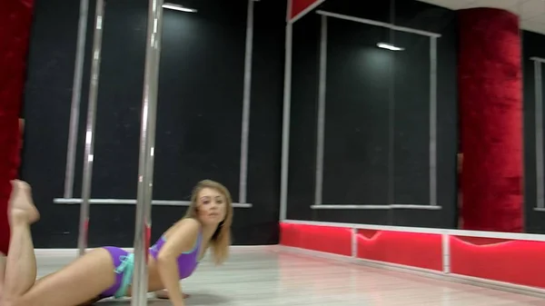 Bir genç seksi seksi dans kadın, koridorun sütunun etrafına bir Poli dans dans — Stok fotoğraf