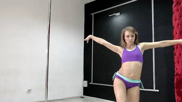 Молода сексуальна сексуальна танцювальна жінка, політанський танець у залі навколо полюса — стокове фото