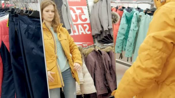 Vásárlás a Sportruházat a Sport Ruházat Store kiválasztása női kabát. — Stock videók