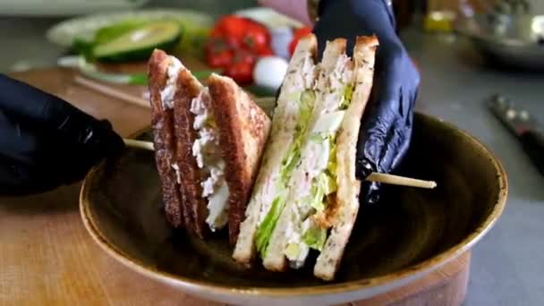 Man förbereder lunch, serverar grillat bröd smörgås mellanmål ovanpå trä skärbräda, med sidan av grönsallad, hälsosamt alternativ till hamburgare och fett långsam moyion — Stockvideo