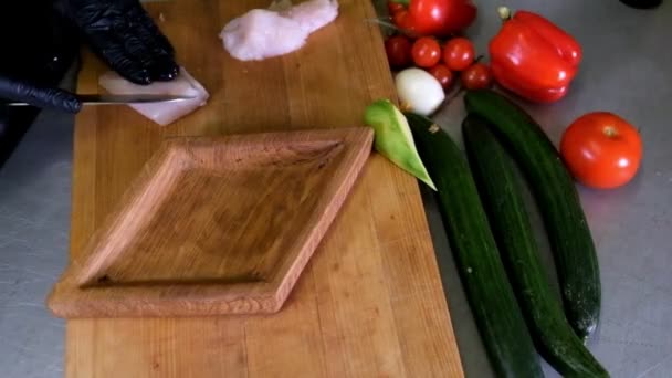 El hombre prepara el almuerzo, sirve bocadillo de pan a la parrilla en la parte superior de la tabla de cortar de madera, con lado de ensalada verde, alternativa saludable a las hamburguesas y grasa moyion lento — Vídeo de stock