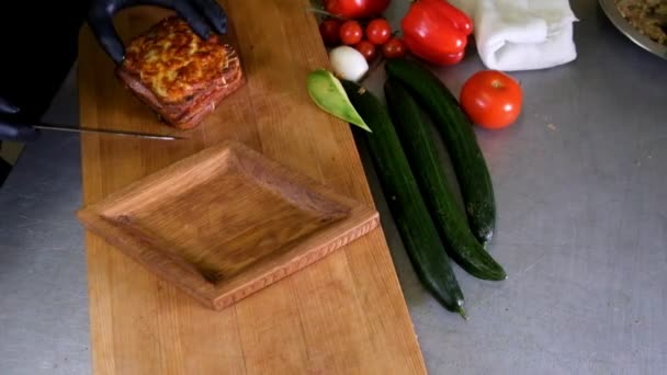 Man lunch bereidt, serveert gegrild brood broodje snack op de top van houten snijplank, met de kant van de groene salade, gezond alternatief aan hamburgers en vet langzame moyion — Stockvideo