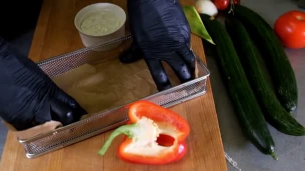 Cuire les pépites de poulet trempées dans la sauce chili à l'intérieur au ralenti — Video