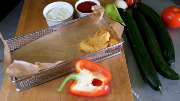 Повар макающий куриный наггетс в соусе чили в помещении замедленная съемка — стоковое видео