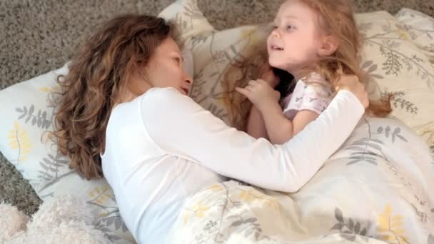 Happy woman and girls playing lying on the floor at home — Stock Video