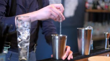 Uzman barmen kokteyl bar yapıyor