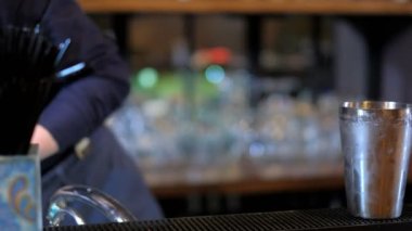 Uzman barmen kokteyl bar yapıyor