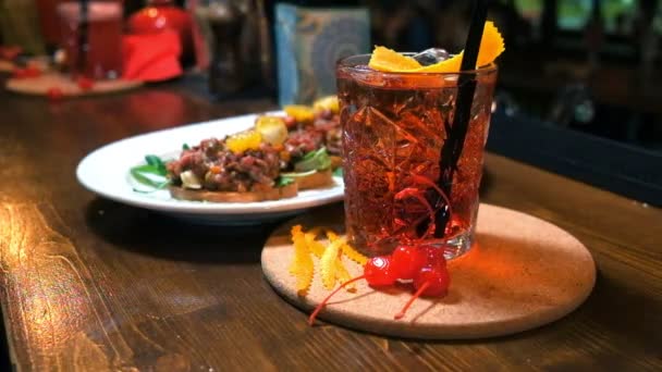 Copa de cóctel en la mesa de madera en el bar. Movimiento lento — Vídeos de Stock