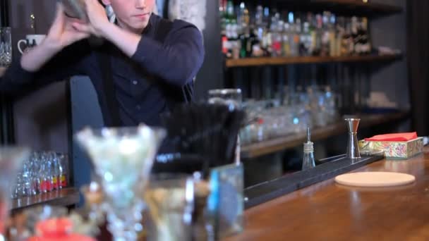 Deskundige barman maakt cocktail in bar — Stockvideo