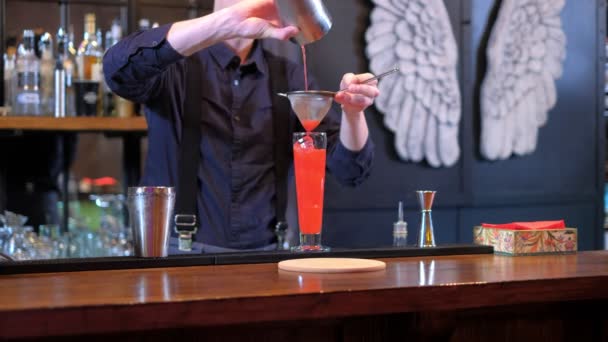 Experto barman está haciendo cóctel en el bar — Vídeos de Stock