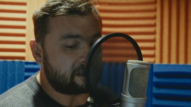 oynayan, şarkı ve kayıt stüdyosu yaratıcı müzisyen adam çalışır