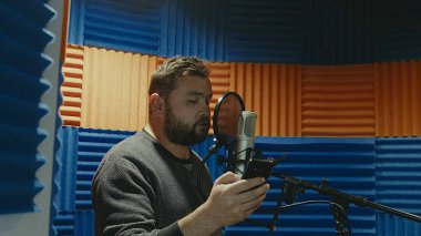 oynayan, şarkı ve kayıt stüdyosu yaratıcı müzisyen adam çalışır