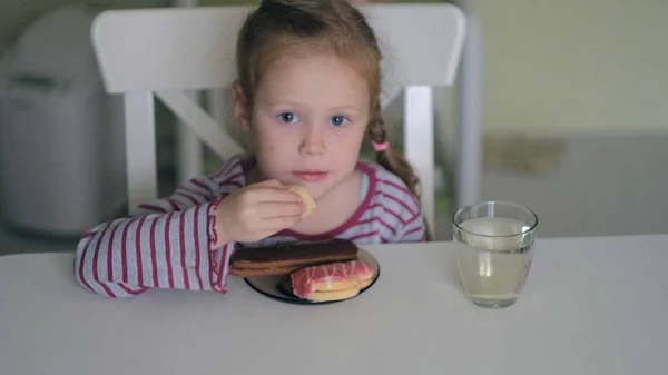 Dívka jí doma u stolu — Stock fotografie