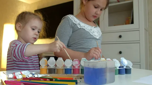 Dzieci farby na papierze z kolorami i szczotki — Zdjęcie stockowe