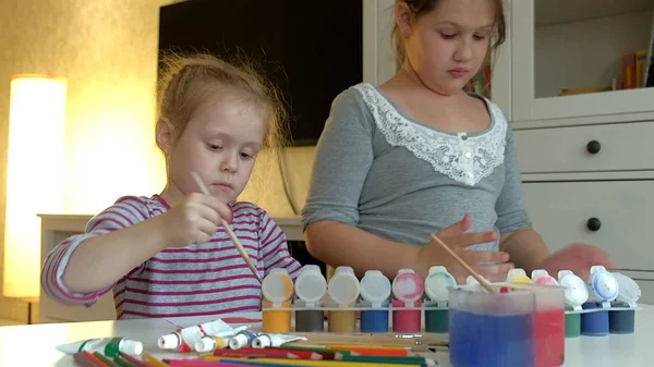 Gyerekek festék papír színekkel és kefék — Stock Fotó