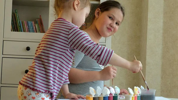 Gyerekek festék papír színekkel és kefék — Stock Fotó