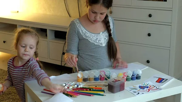 Pittura per bambini su carta con colori e pennelli — Foto Stock