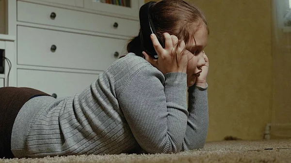 Ragazzina emotiva. La bambina con i capelli lunghi che balla con le cuffie su una casa — Foto Stock