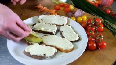 Pişmiş domates, fesleğen ve peynir ile hazırlama İtalyan bruschetta dostum. İtalyan yemeği ağır çekim