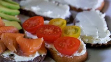 Pişmiş domates, fesleğen ve peynir ile hazırlama İtalyan bruschetta dostum. İtalyan yemeği ağır çekim